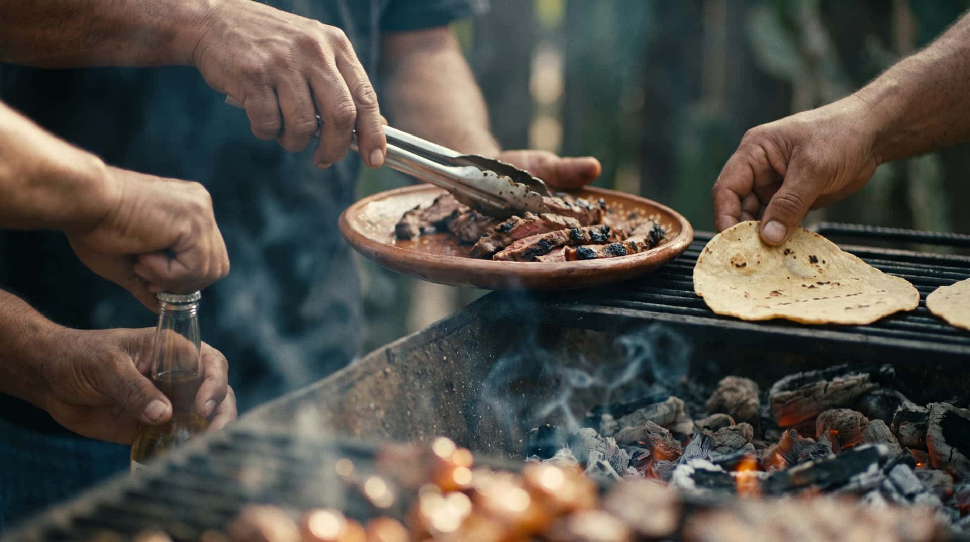 Manos sirviendo carne asada alrededor del fuego